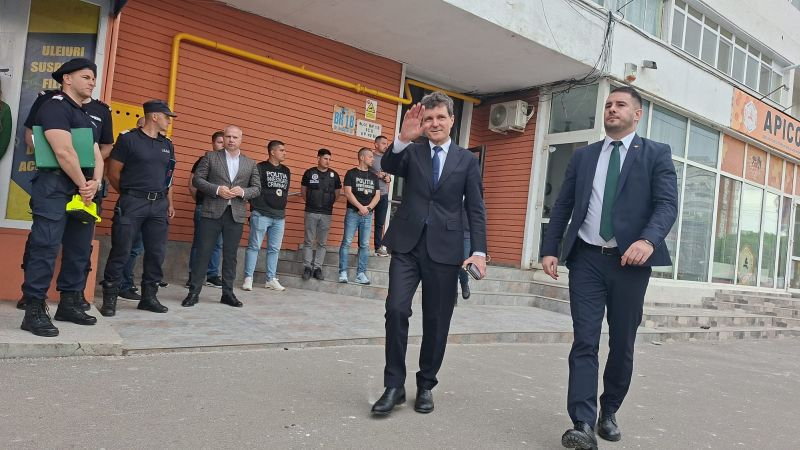 UPDATE. Preşedintele Nicuşor Dan a vizitat persoanele rănite şi blocul lovit de dronă de la Galaţi. Huiduit în timp ce făcea declaraţii de presă