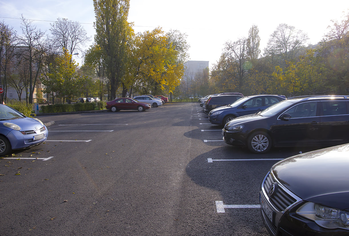 Permise și abonamente de acces în noile "parcări tip incintă", prevăzute cu bariere