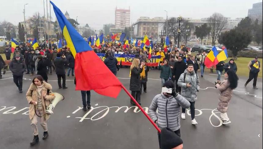 Biserica, batjocorită de extremiștii adunați în Piața Unirii