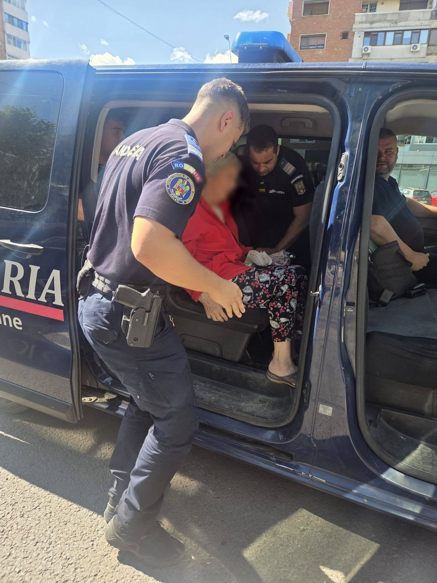 Jandarmii gălățeni au readus acasă o bătrână care se rătăcise în oraș