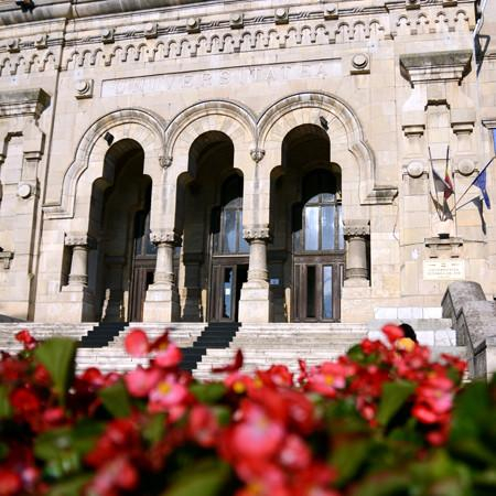 Secretariatele, cantinele şi căminele rămân încă deschise