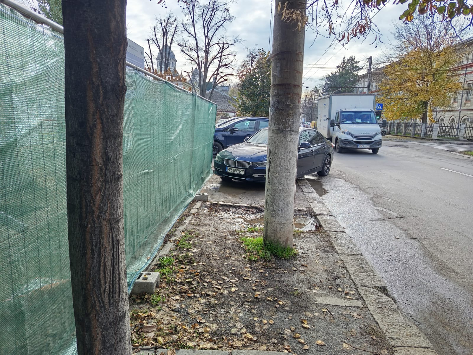 Poza zilei. Trotuarul blocat de pe Domnească