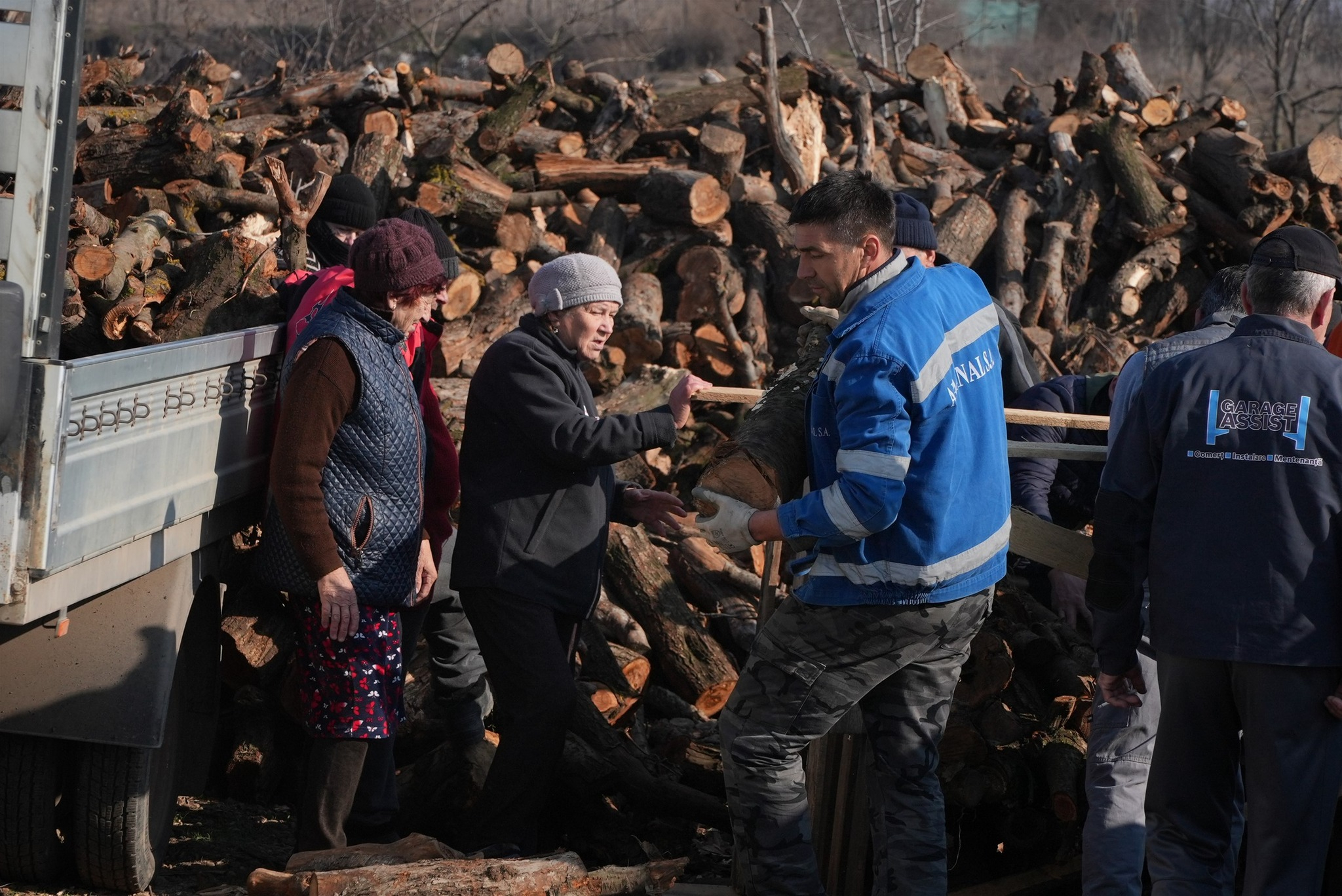 Zece tiruri cu lemne pentru 400 de familii sinistrate