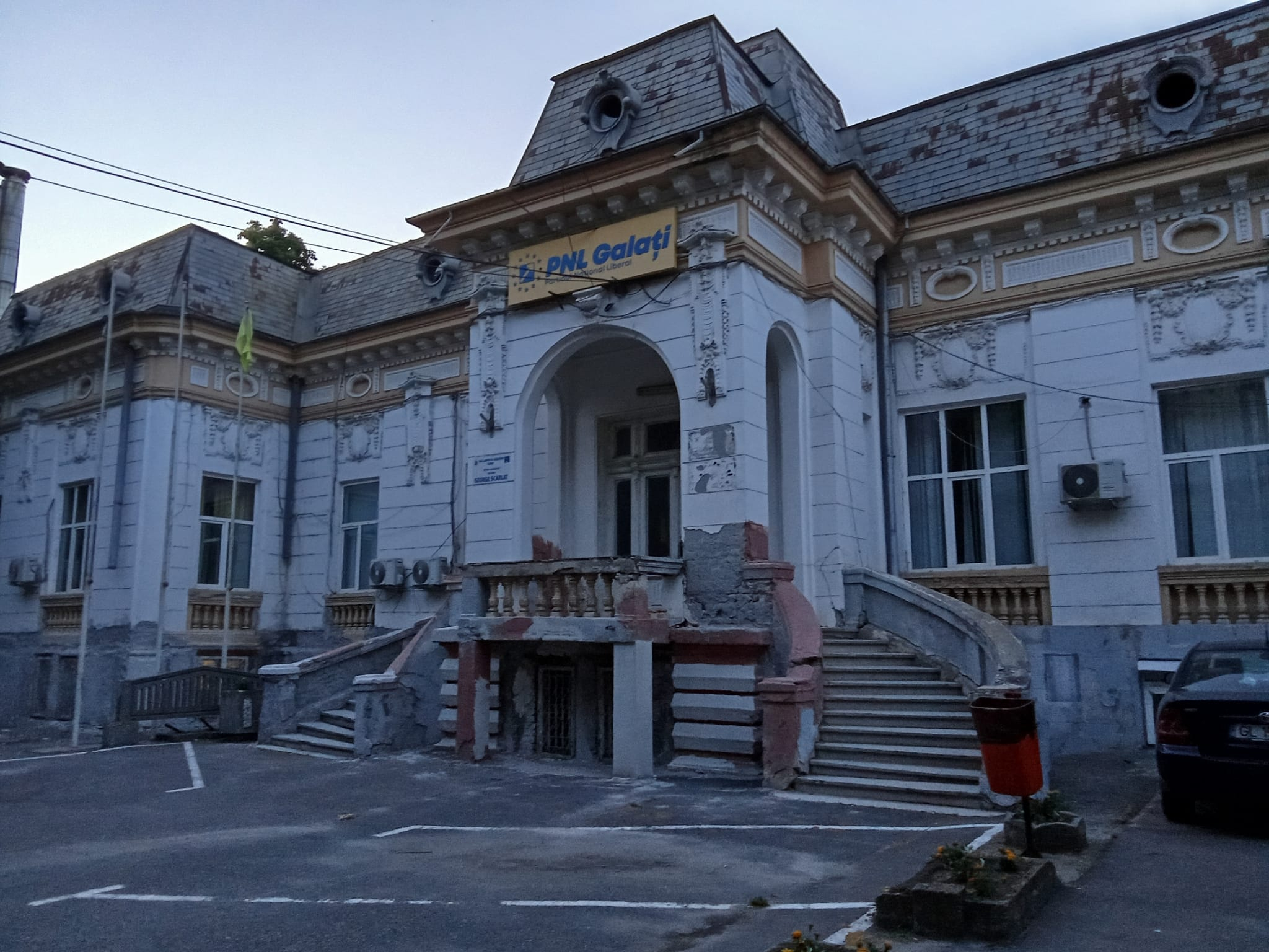 Poza zilei. Cum e PNL-ul la Galaţi, aşa şi sediul...