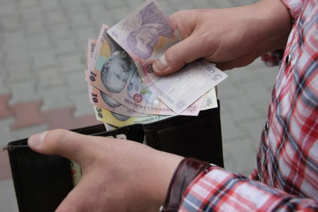 Salariul minim brut va crește la 4.325 de lei, de la 1 iulie. Angajații vor câștiga 125 de lei în plus