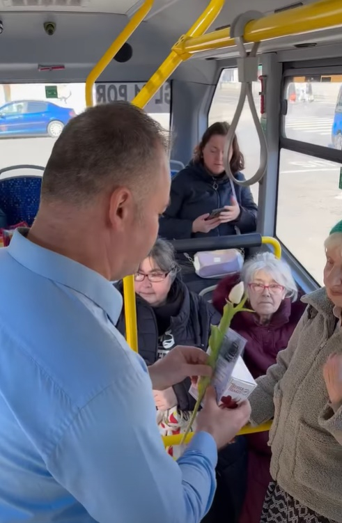 Flori şi ciocolată pentru gălăţence, din partea Transurb