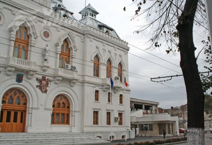 Agricultorii pichetează Prefectura 