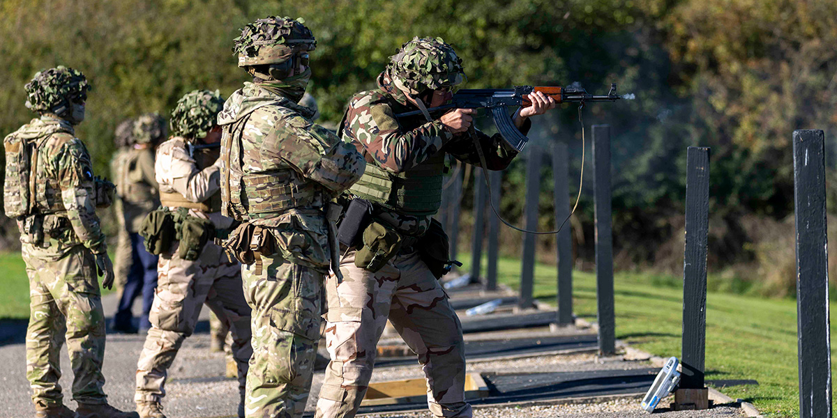 Marea Britanie vrea să trimită instructori militari în Ucraina