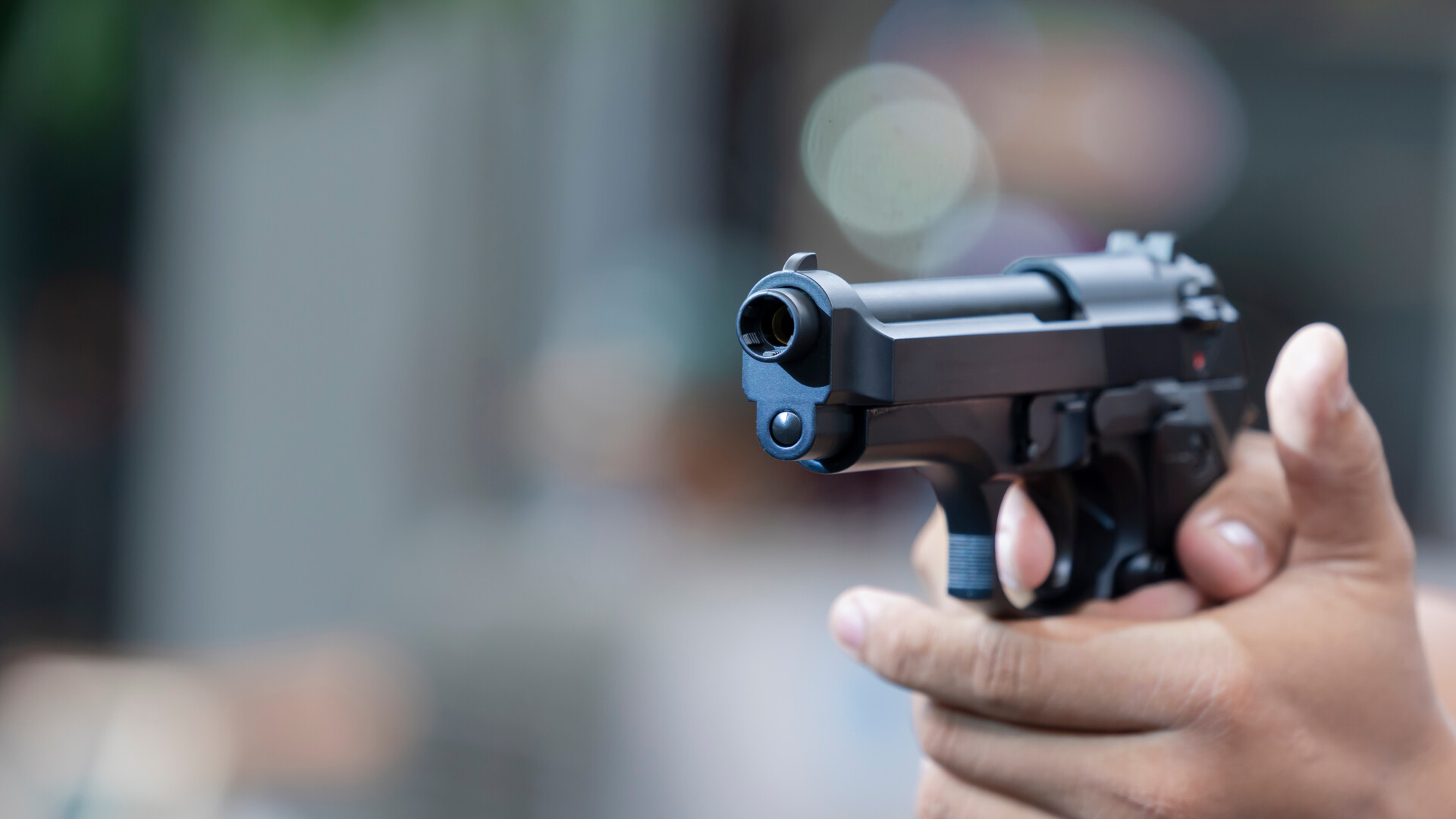 Un gălățean violent, împușcat de polițiști, a fost arestat