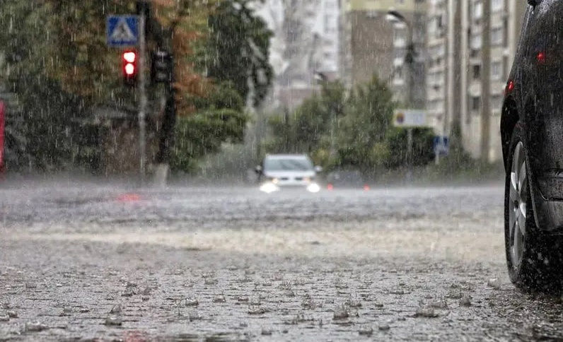 Averse torenţiale şi intensificări ale vântului