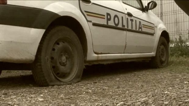 Zece autospeciale, atacate în curtea poliției