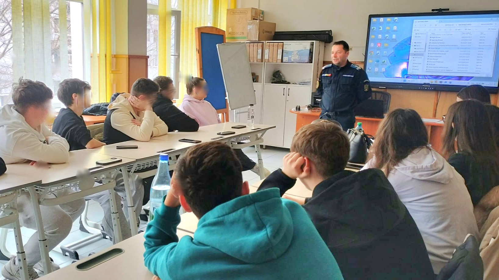 Elevii, instruiți de oamenii legii într-o acțiune de prevenire