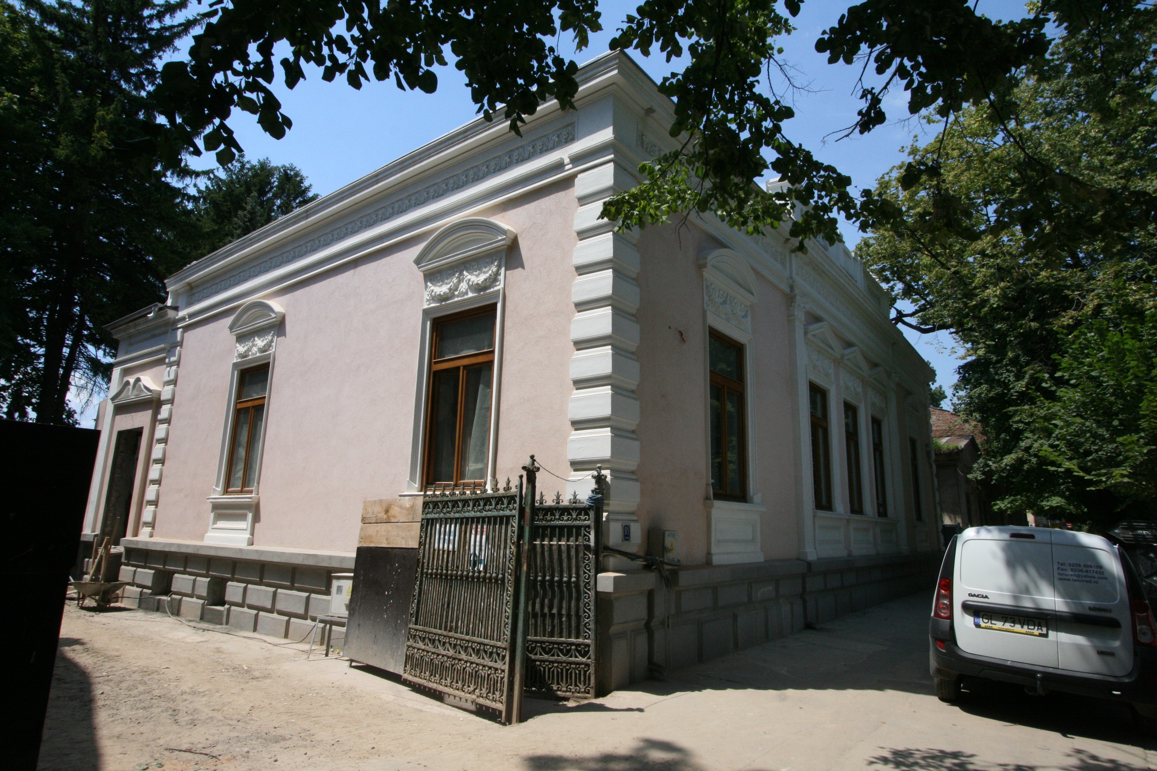 Mobilier şi decoraţiuni de un milion de lei pentru Centrul Multicultural