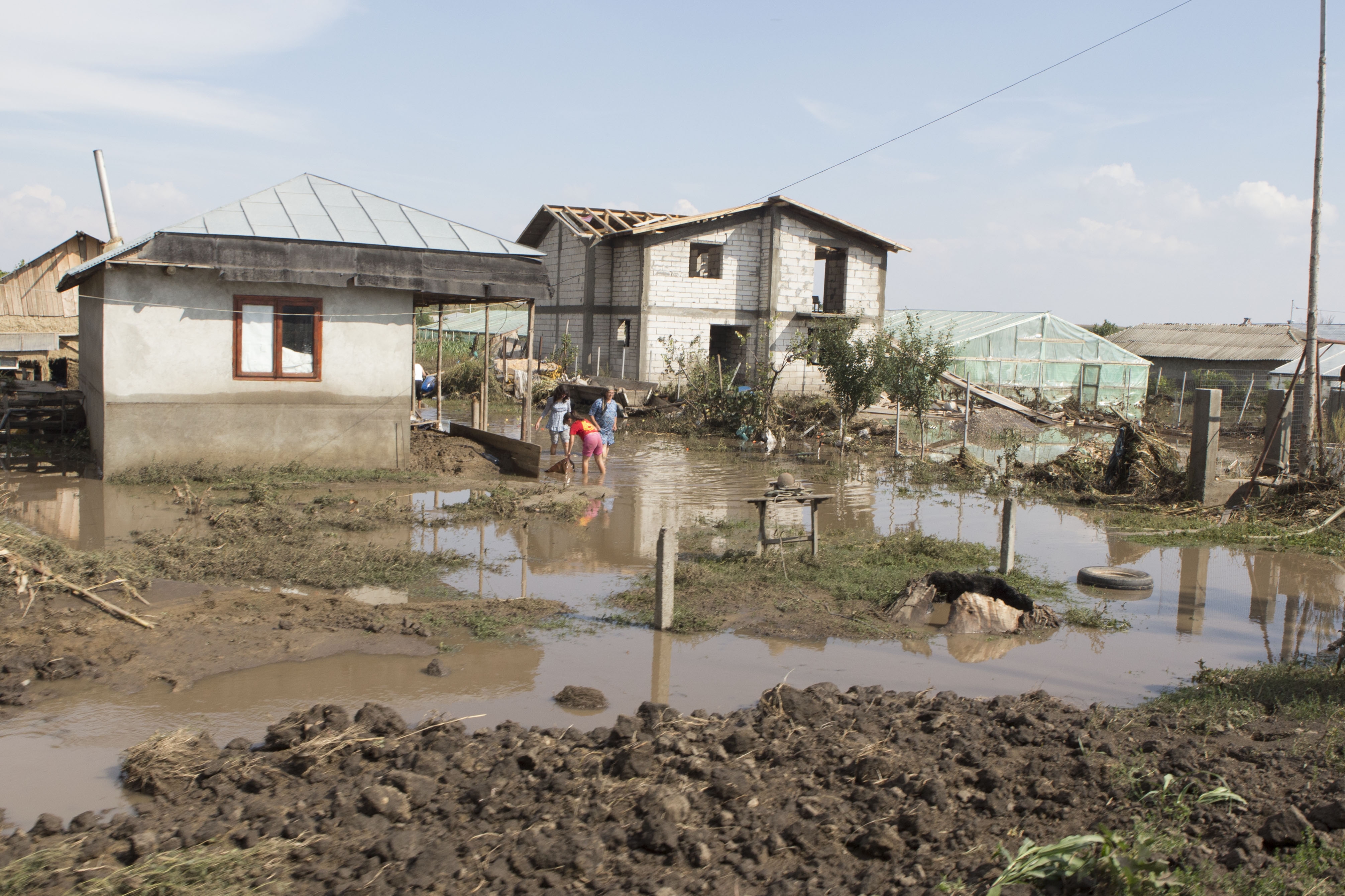 Zeci de ingineri în construcţii din ţară, detaşaţi în judeţul Galaţi pentru a evalua pagubele