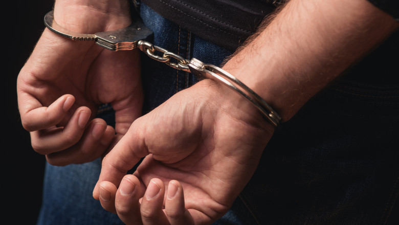 Un gălățean a fost arestat după ce și-a bătut soția într-un loc public