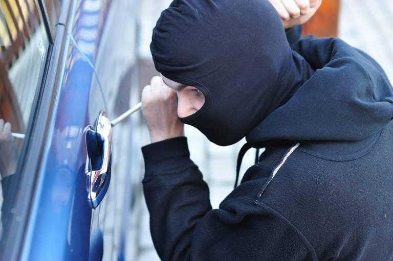 Spărgător de maşini, prins după şase lovituri