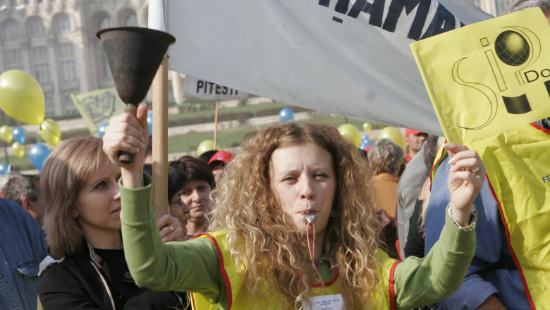 Sindicatele din învățământ protestează în fața Guvernului