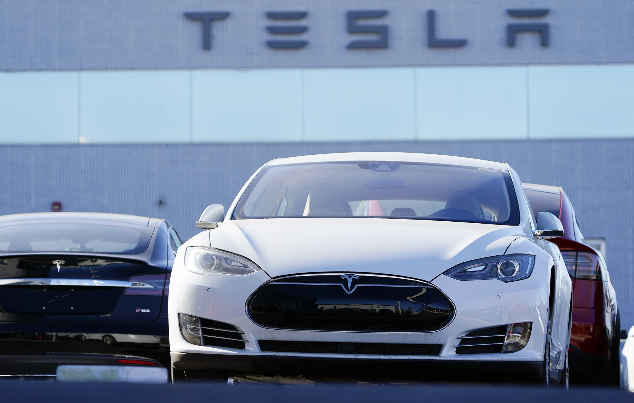 Vânzările Tesla scad și în România