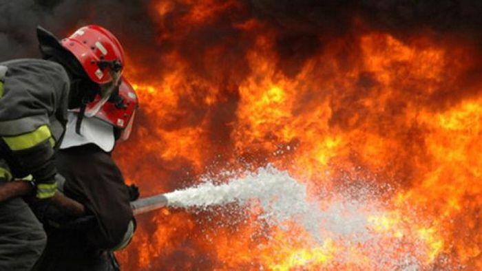 A aruncat benzină în sobă, dar a dat foc la casă