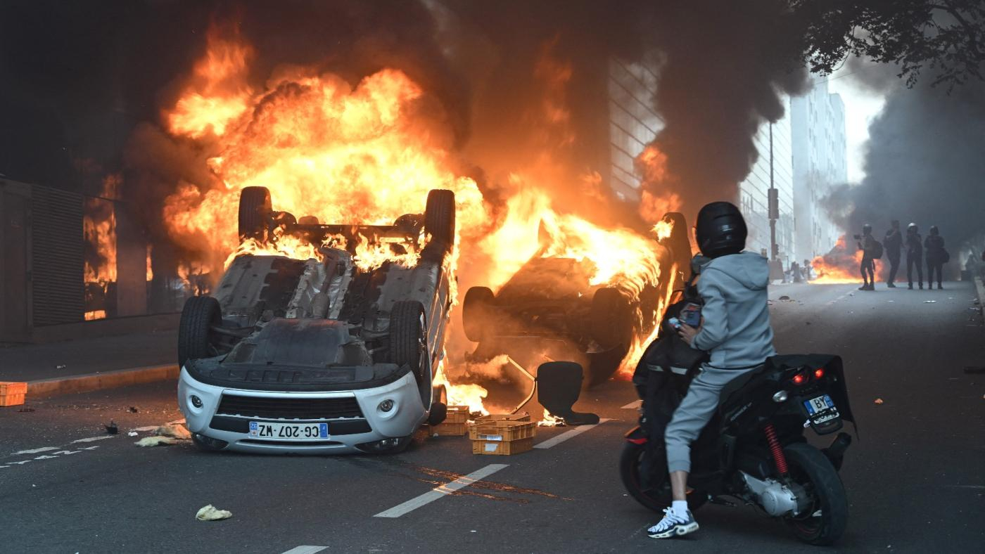 Autoritățile franceze pregătesc „un răspuns” pe măsura violențelor