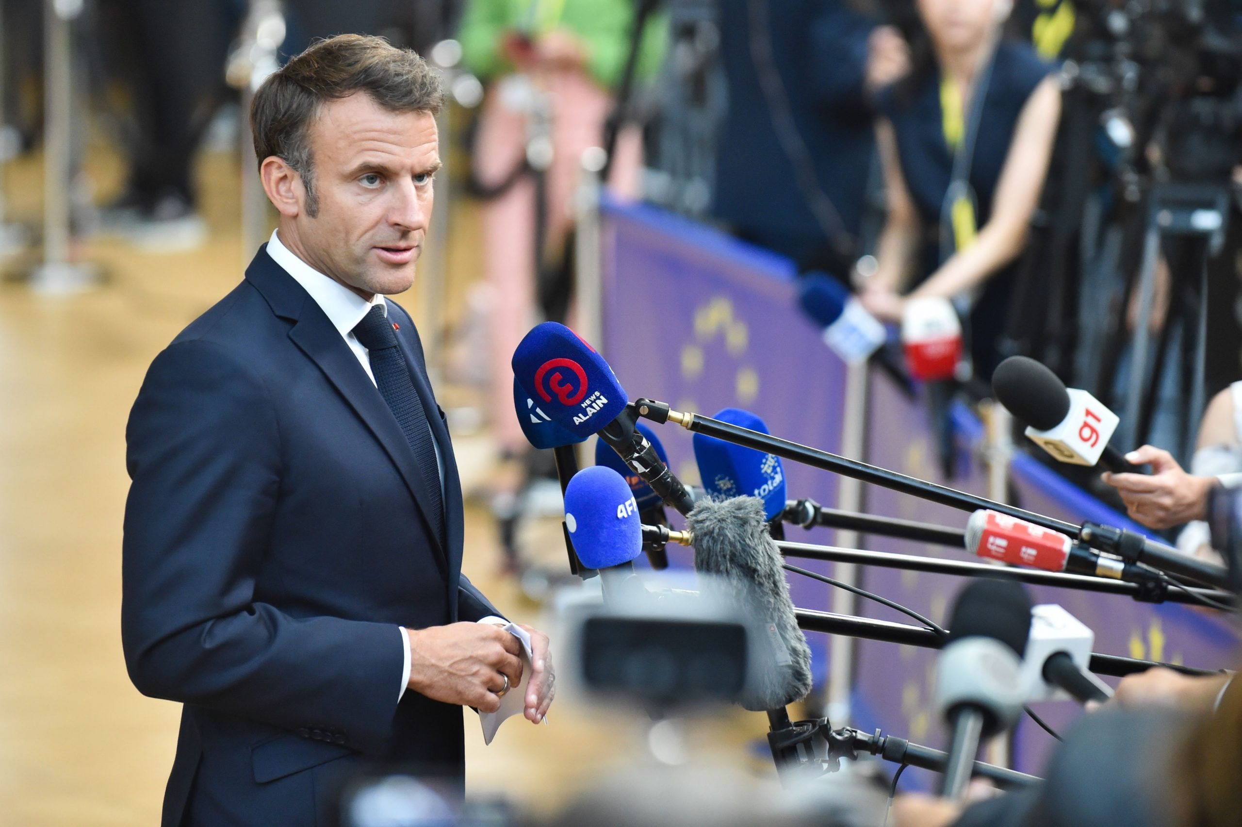 Macron lansează consultările pentru formarea guvernului