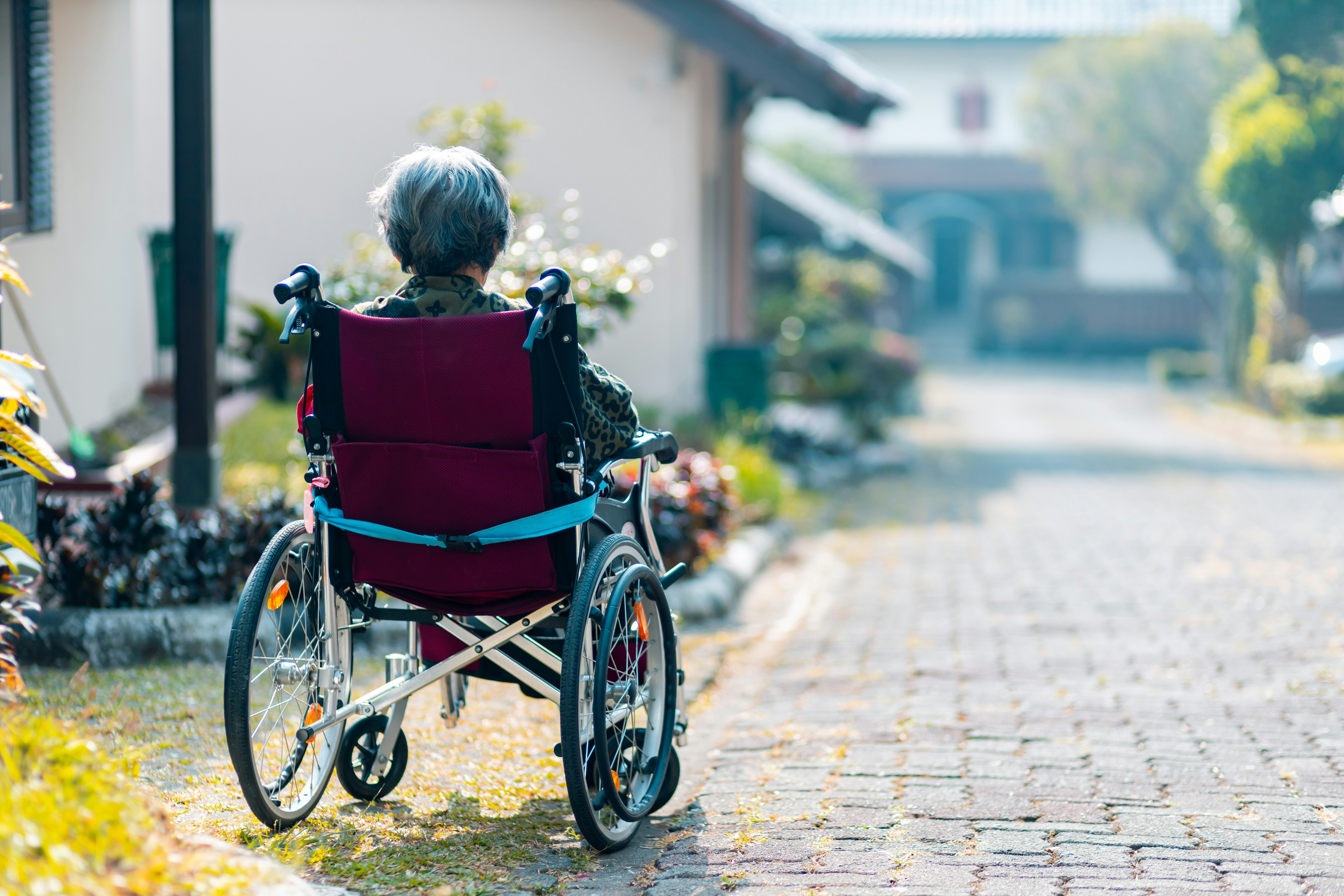Persoanele cu handicap grav și accentuat, taxate și pentru salubrizare