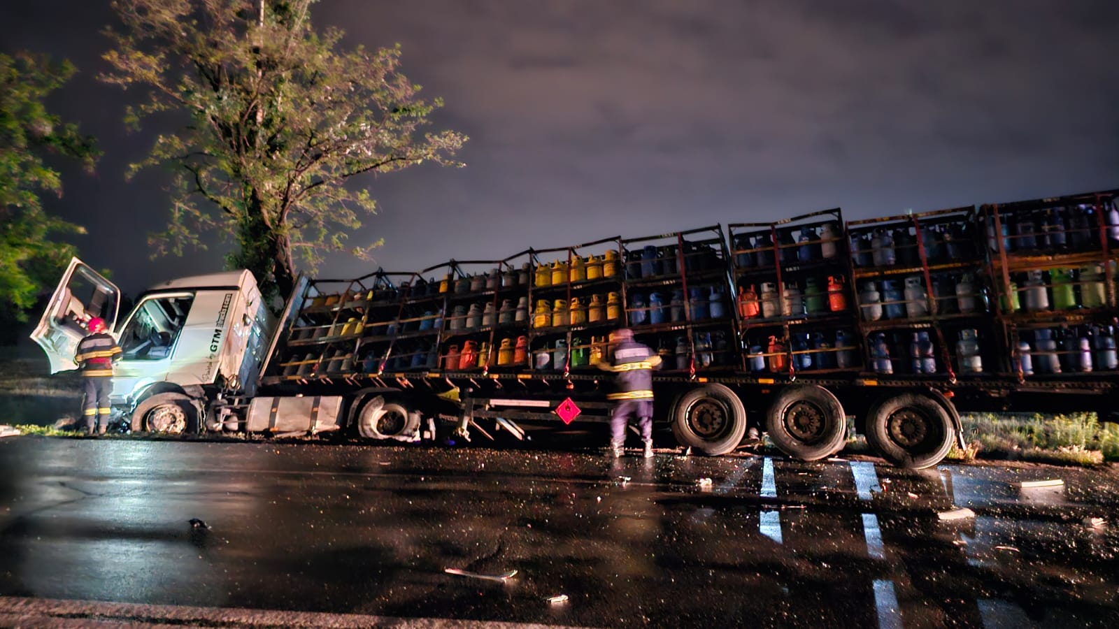 Accident potenţial periculos la ieşirea din Tecuci. Un camion cu butelii s-a răsturnat