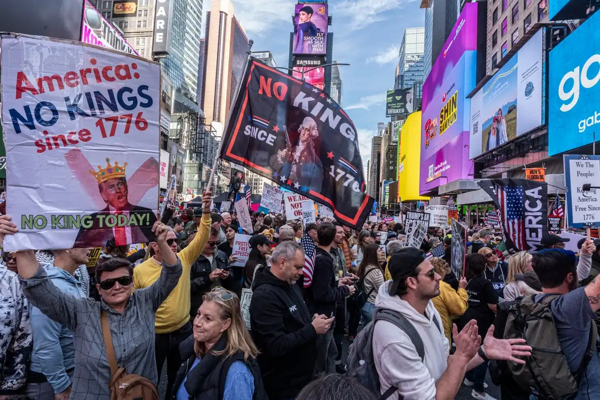 Milioane de americani au protestat împotriva „regelui” Trump