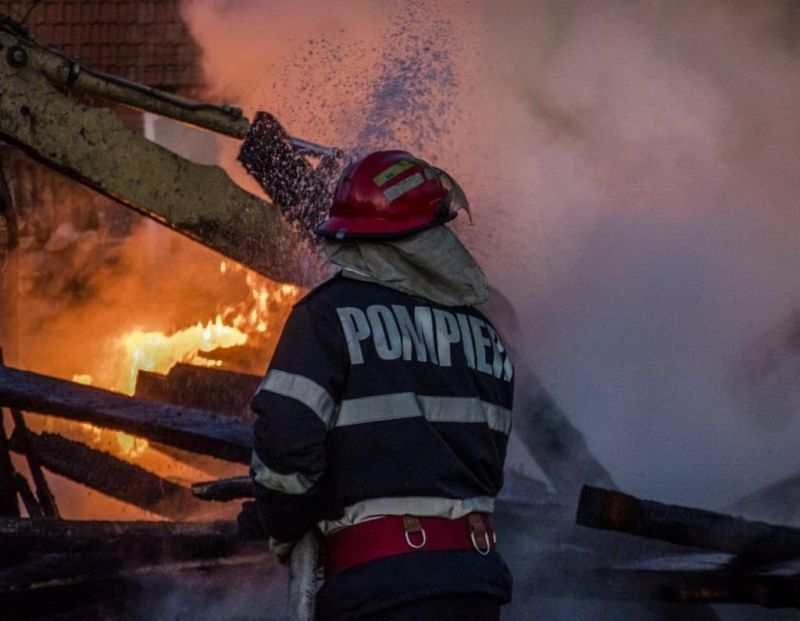 Victimă carbonizată, descoperită într-o locuinţă care a ars