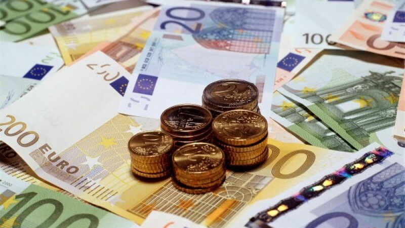 Euro crește pe final de an, datorită majorării cererii de valută