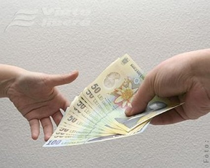 Salariul mediu, mai mic cu un leu