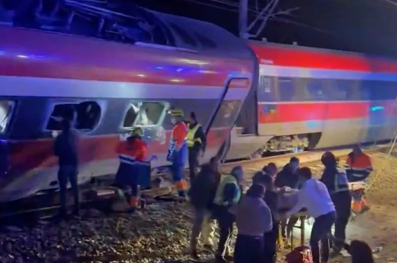 Zeci de morţi şi sute de răniţi, după ciocnirea a două trenuri