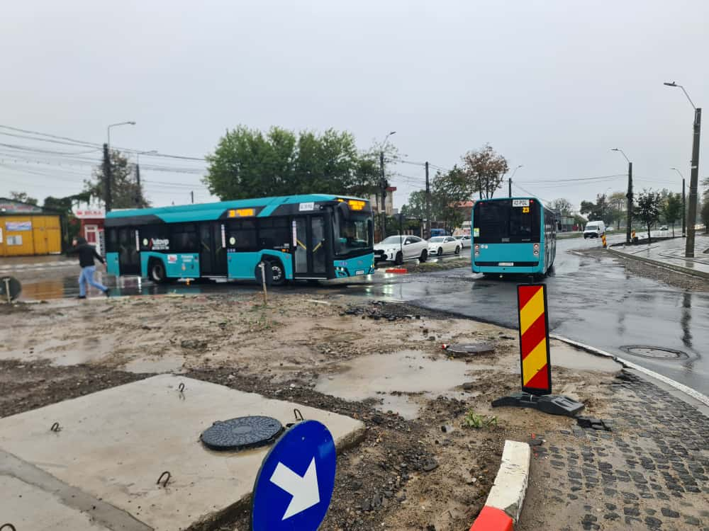 Autobuz de pe Traseul 28, captiv în nămol lângă mall (FOTO & VIDEO)