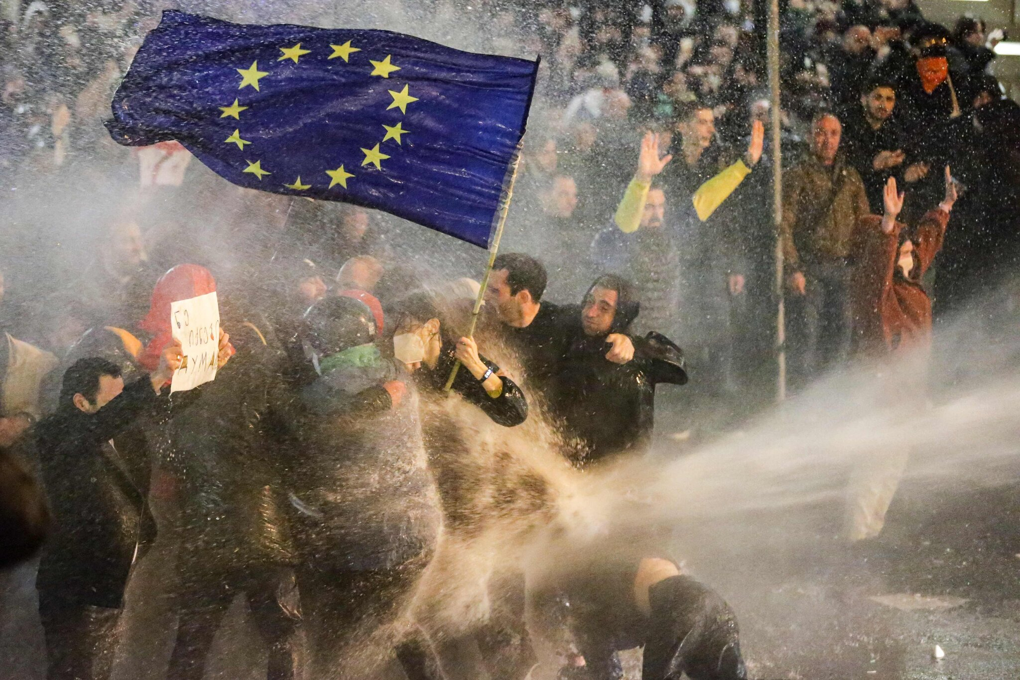 Guvernul georgian, acuzat că a folosit arme chimice împotriva protestatarilor