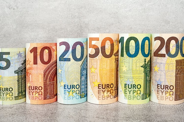 Euro a crescut, pe fondul majorării cererii de valută