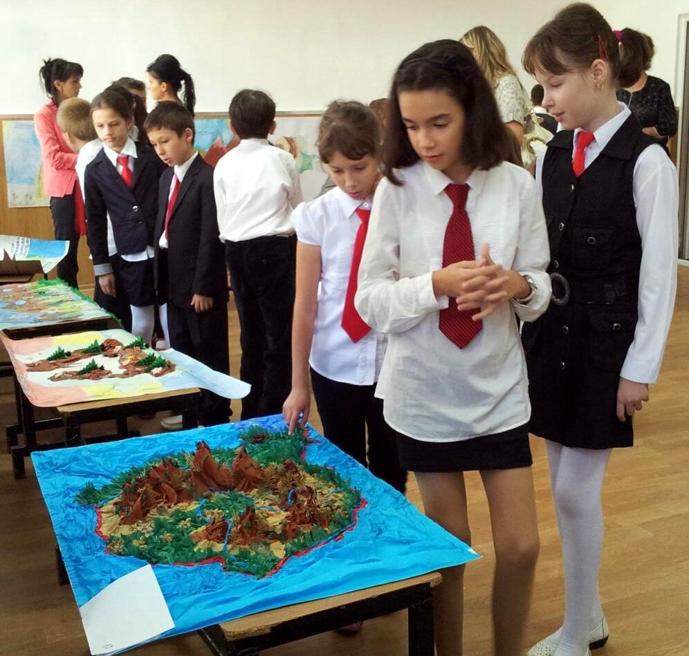 Expoziţie-concurs la Şcoala nr.26: "Măreţia Munţilor Carpaţi"