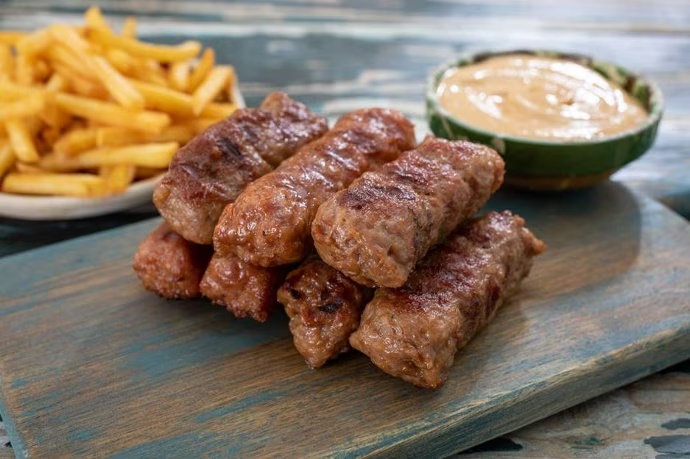 Mici picanți de casă, din carne de porc și vită