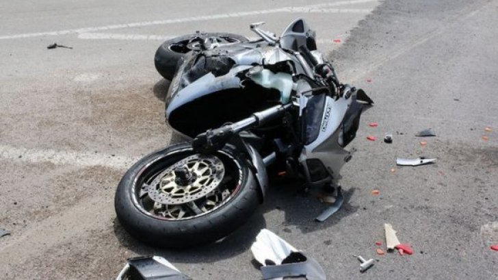 A lovit un autoturism cu motociclul