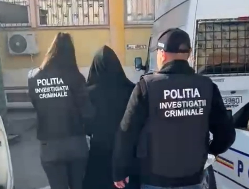 Lupte de stradă pentru un concubin! O femeie și-a păruit rivala și a înjunghiat-o în public