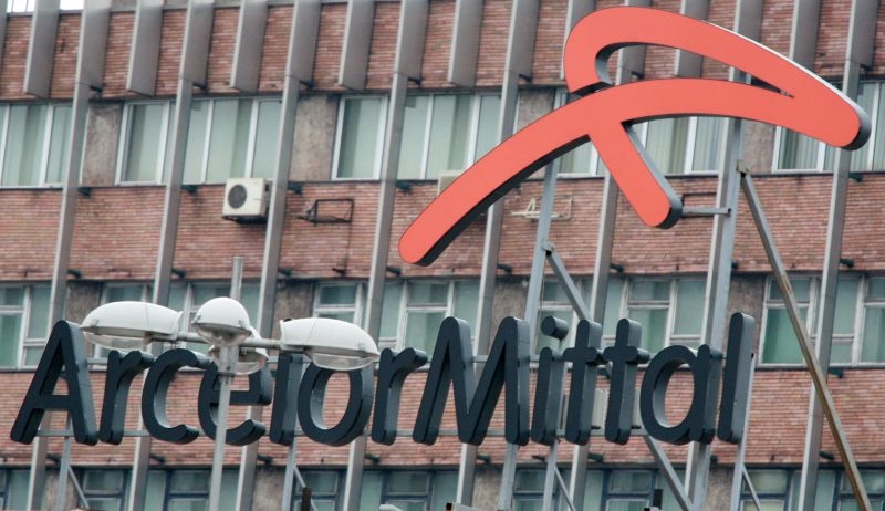 Angajaţii ArcelorMittal Galaţi ajung greu la serviciu din cauza zăpezii