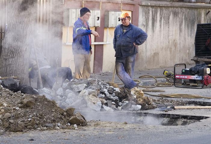 Încă o conductă CET s-a spart. Sediul Prefecturii şi mai multe blocuri din Centru nu au căldură