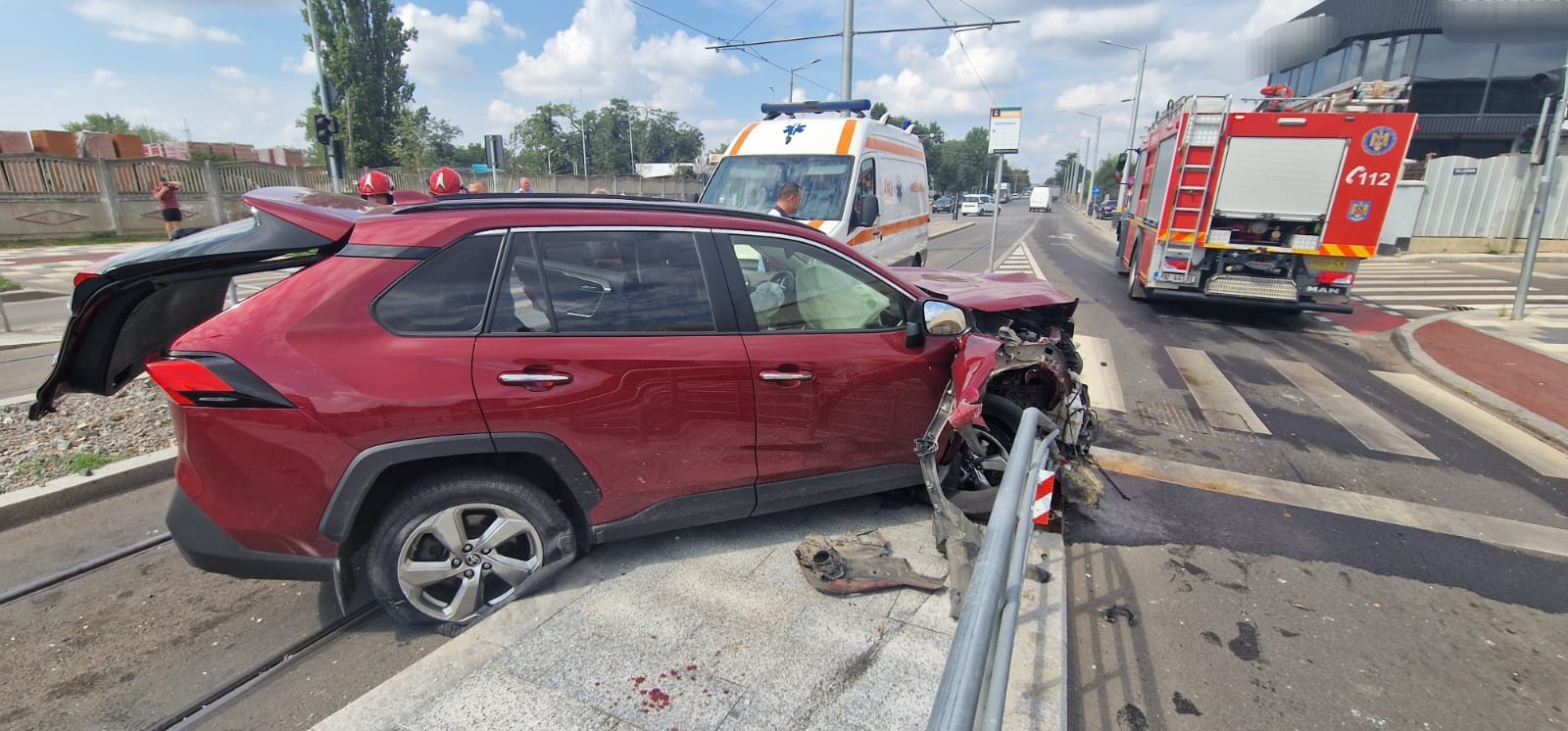 A spulberat cu mașina un refugiu din stația de tramvai