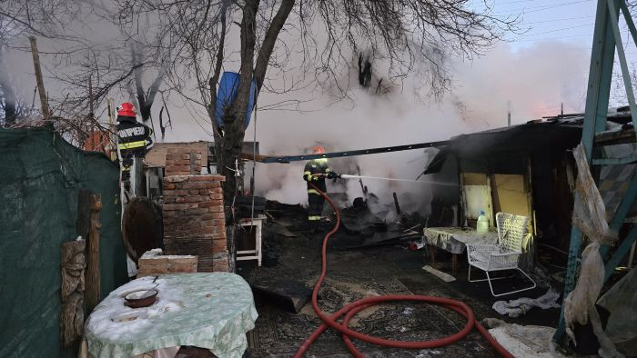 UPDATE: Ce a provocat incendiul violent din Micro 16, lângă cimitirul Sf. Lazăr (FOTO)