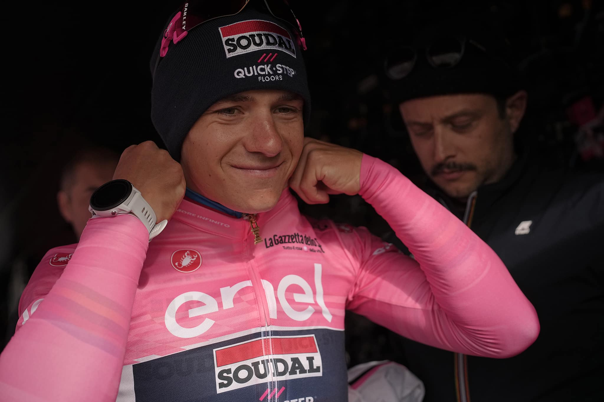 Liderul din Giro, lovit de un câine și de COVID-19