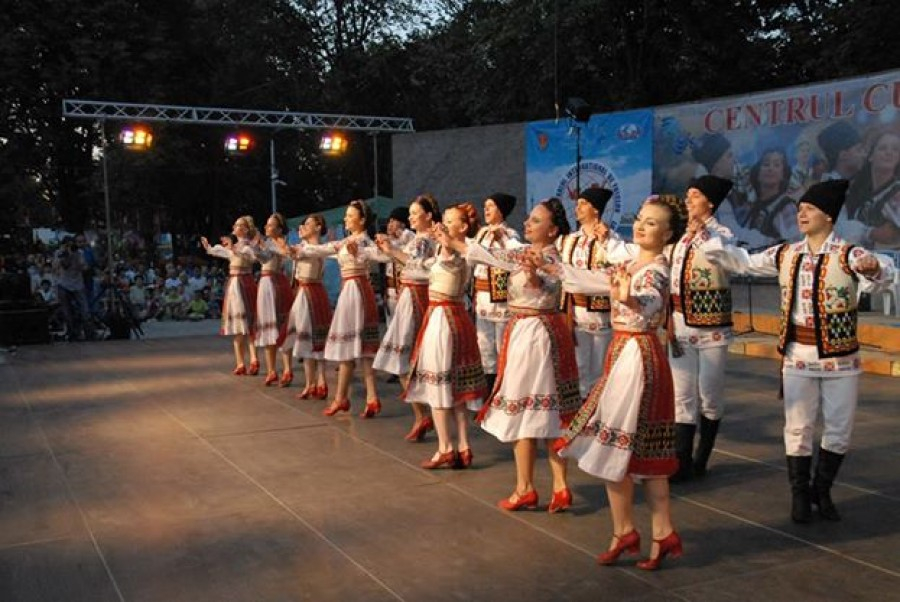 Horă şi expoziţii, de NOAPTEA MUZEELOR