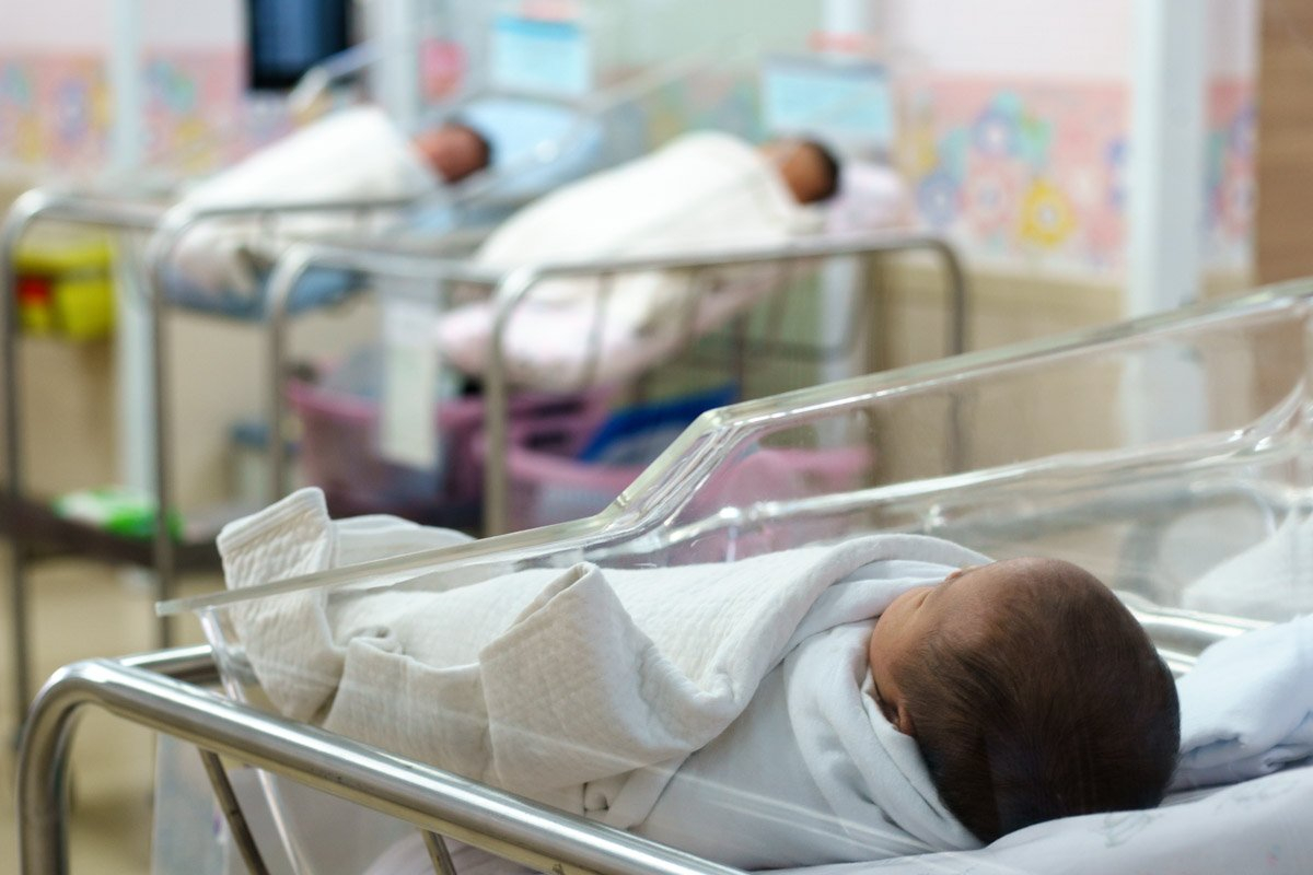 55 de bebeluși părăsiți în maternități și spitale