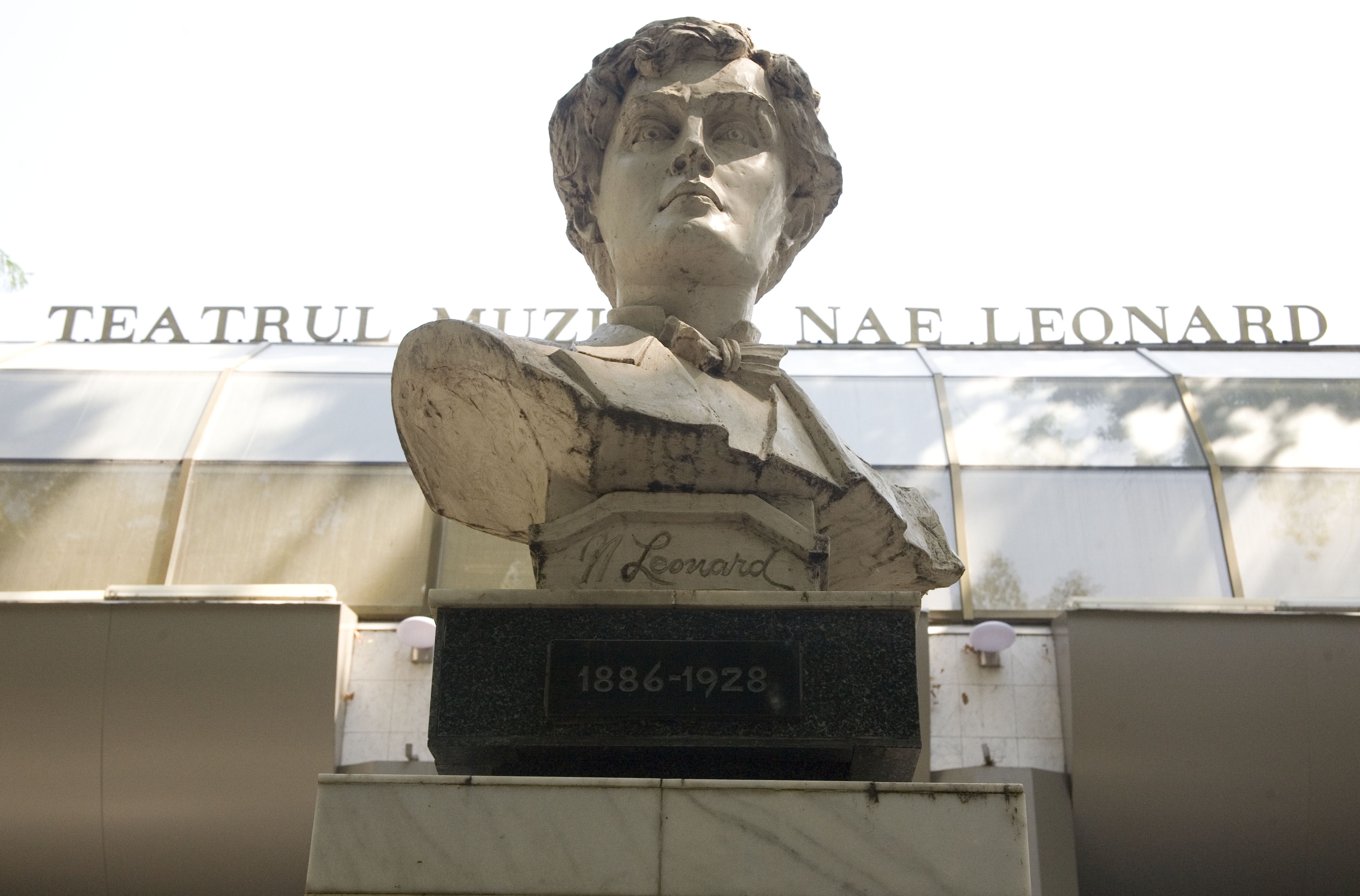 Frig şi ceaţă groasă la „Nae Leonard”: Ameninţări şi reacţii năucitoare după protestul artiştilor