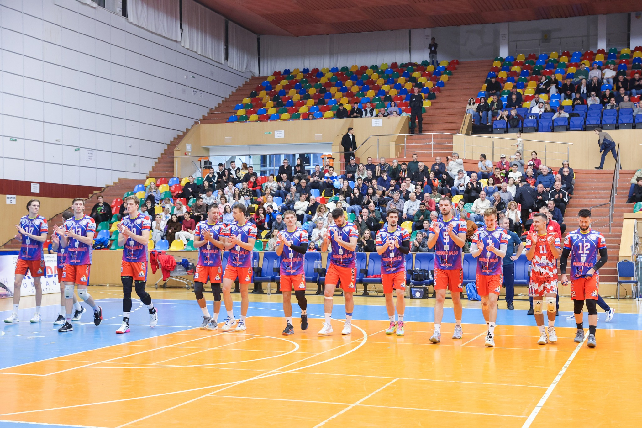 Cuplaj volei - baschet, la Sala Sporturilor „Dunărea”