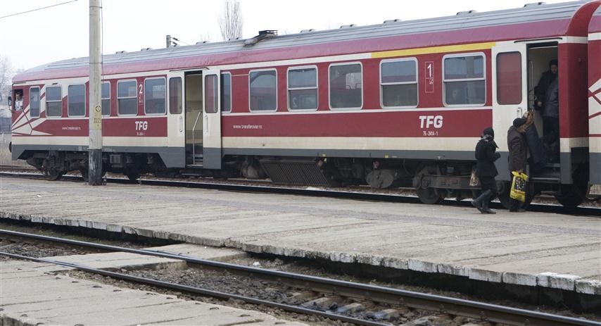 Un tren Bârlad-Galaţi a lovit un camion cu lemne, la Bălăbăneşti