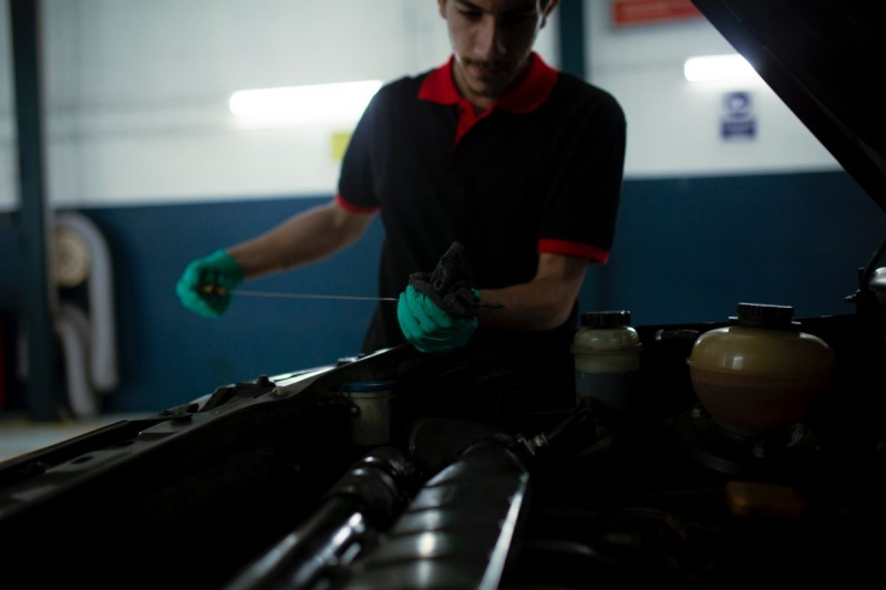 Care sunt riscurile asociate cu un nivel prea scăzut de ulei auto?